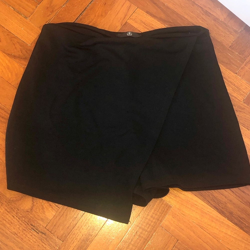 MISSGUIDED ASYMMETRICAL BLACK SKORT